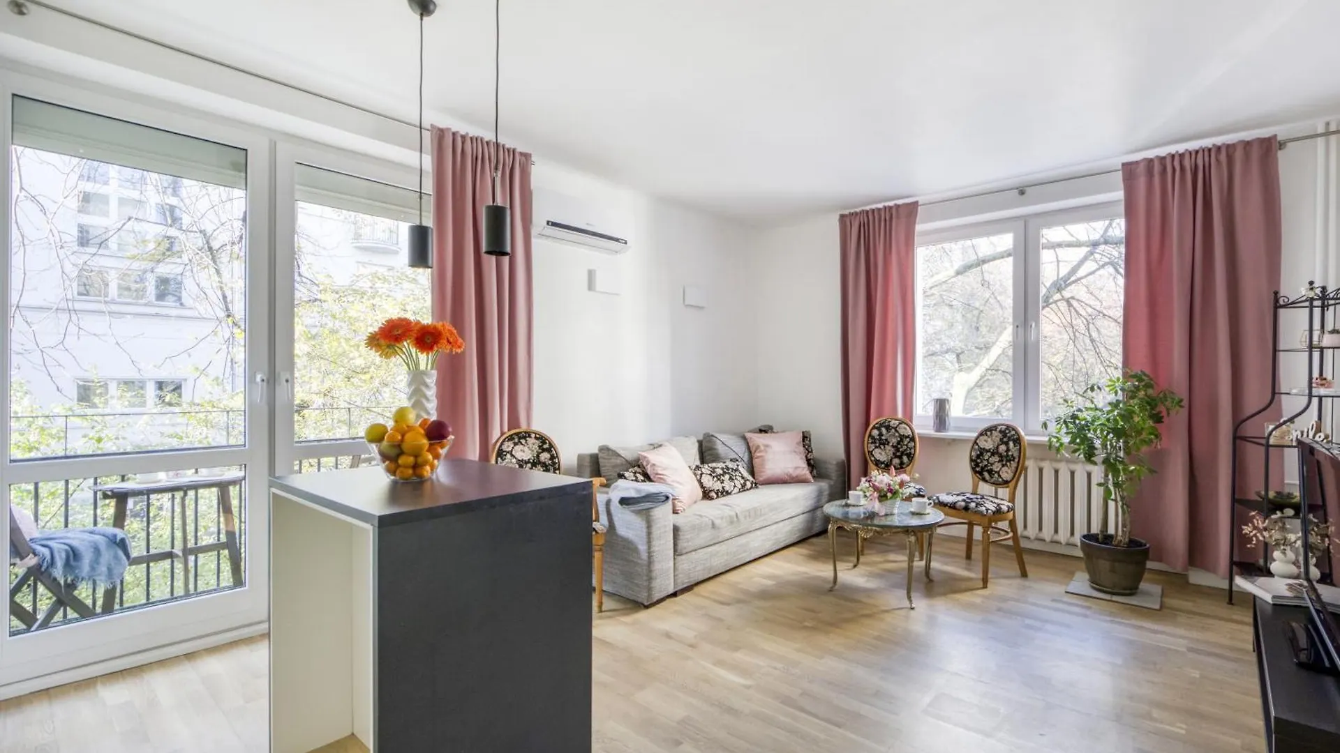 Warsaw City Center Apartment